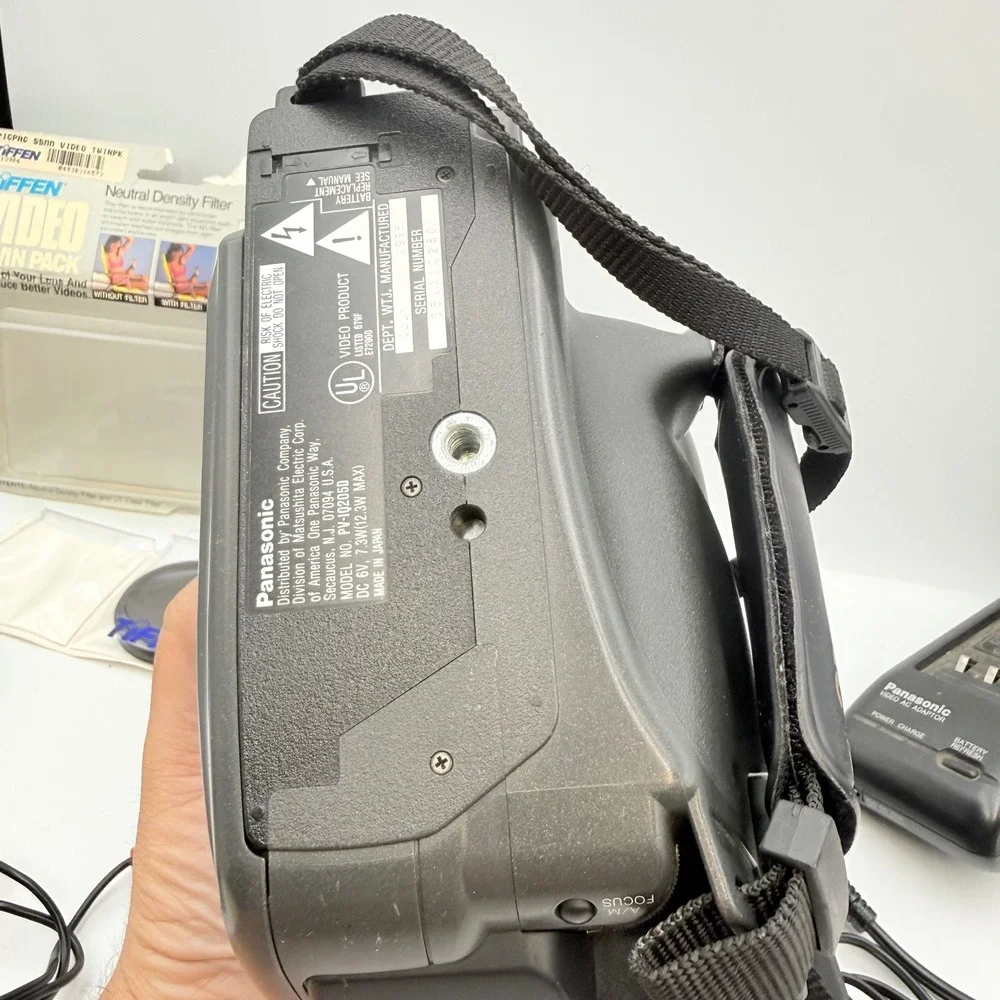 Panasonic Palmcorder IQ PV-IQ205 VHS-C Camcorder x14 Zoom Bundle UNTESTED